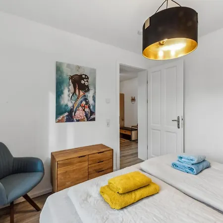 Familienfreundliches Zwischen Potsdam Und Berlin Fuer 2-4 Personen - Parkplatz - Balkon - Voll Ausgestattete Kueche - Wlan - Nebelwiesen * Stahnsdorf