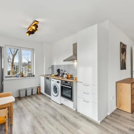 Familienfreundliches Zwischen Potsdam Und Berlin Fuer 2-4 Personen - Parkplatz - Balkon - Voll Ausgestattete Kueche - Wlan - Nebelwiesen Apartamento *