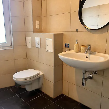 Zwischen Potsdam Und Berlin - Kostenfreier Parkplatz - E-ladestation - Balkon - Voll Ausgestattete Kueche - Waschmaschine - Wlan - Nebelwiesen Appartement *
