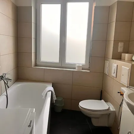 Zwischen Potsdam Und Berlin - Kostenfreier Parkplatz - E-ladestation - Balkon - Voll Ausgestattete Kueche - Waschmaschine - Wlan - Nebelwiesen *