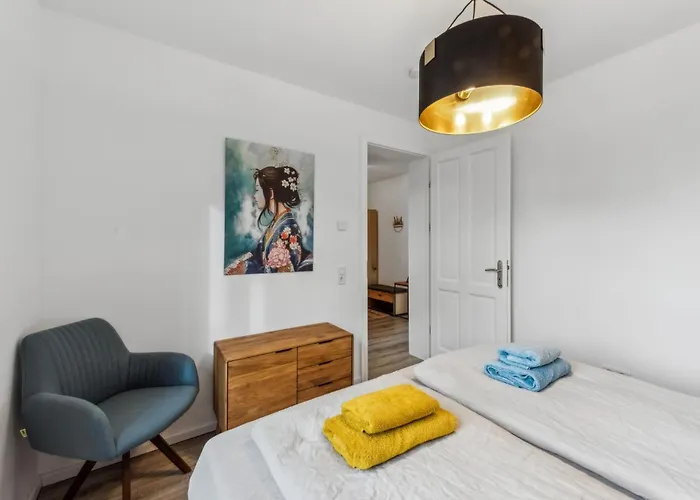 Familienfreundliches Zwischen Potsdam Und Berlin Fuer 2-4 Personen - Parkplatz - Balkon - Voll Ausgestattete Kueche - Wlan - Nebelwiesen * Stahnsdorf